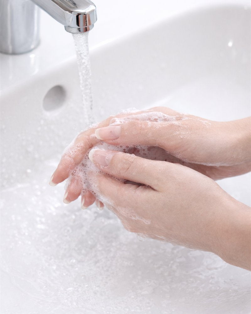 Hände mit Seife waschen